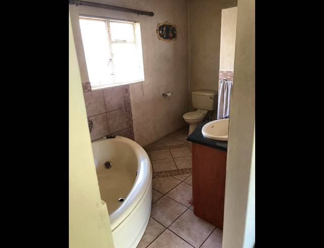 10 BEDROOM GUEST HOUSE FOR SALE IN MOOILANDE